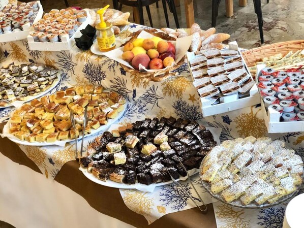 อาหารเช้าแบบบุฟเฟ่ต์ทุกวัน (EUR 6 ต่อค�น)