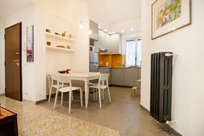 Dining - Apartment located on the second floor of a modern building equipped with a lift (lift accessible with a small flight of stairs). Ideal for 4 guests in 85 m2 of space.Located in a strategic position close to the Vatican, in front of the Sala Nervi, a few  (Roma)