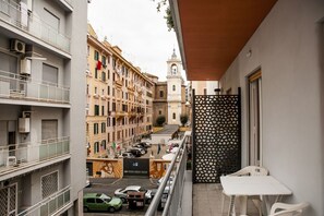 Outdoor dining - Apartment located on the second floor of a modern building equipped with a lift (lift accessible with a small flight of stairs). Ideal for 4 guests in 85 m2 of space.Located in a strategic position close to the Vatican, in front of the Sala Nervi, a few  (Roma)