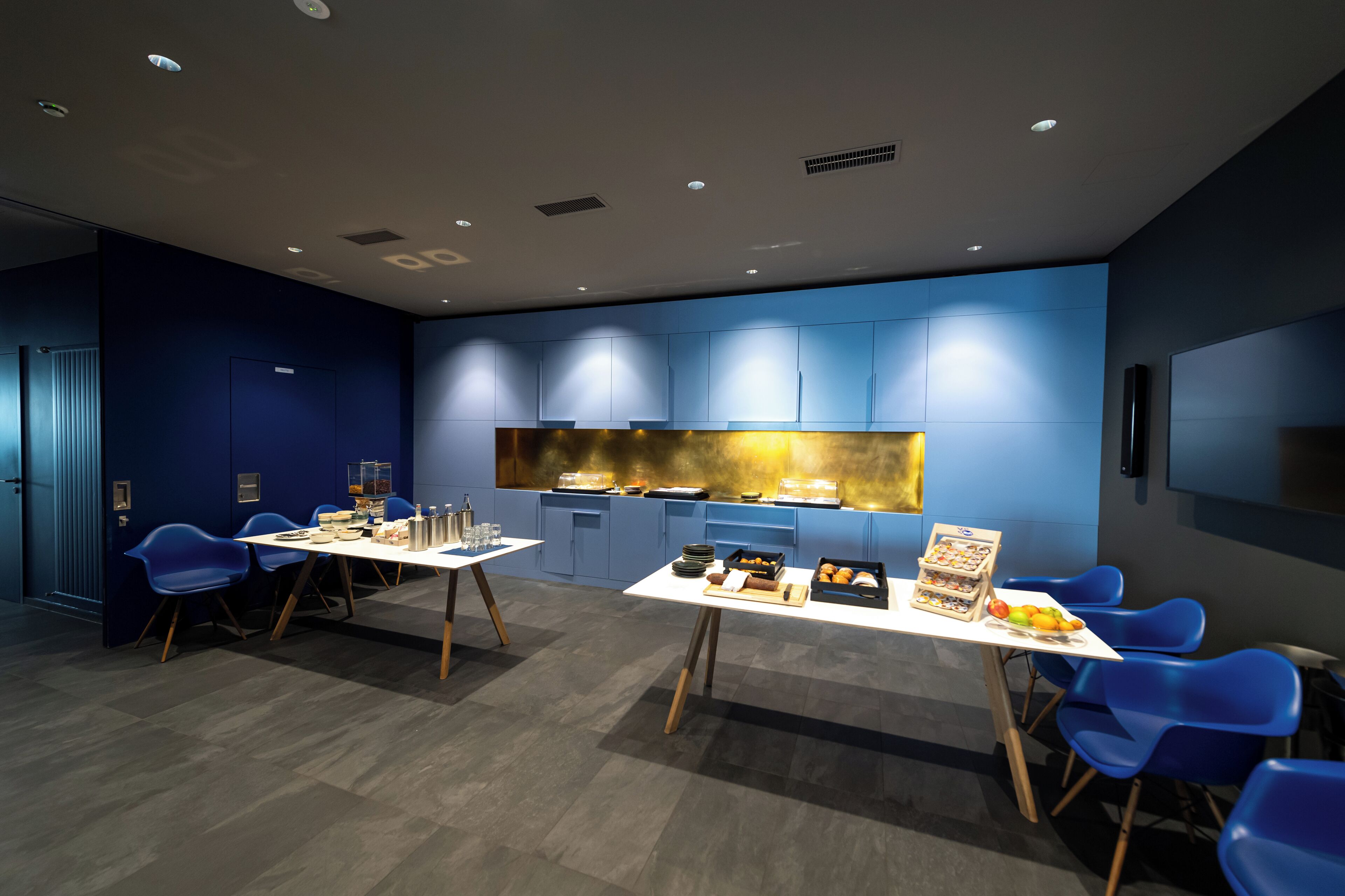 lunch and dinner served, international cuisine