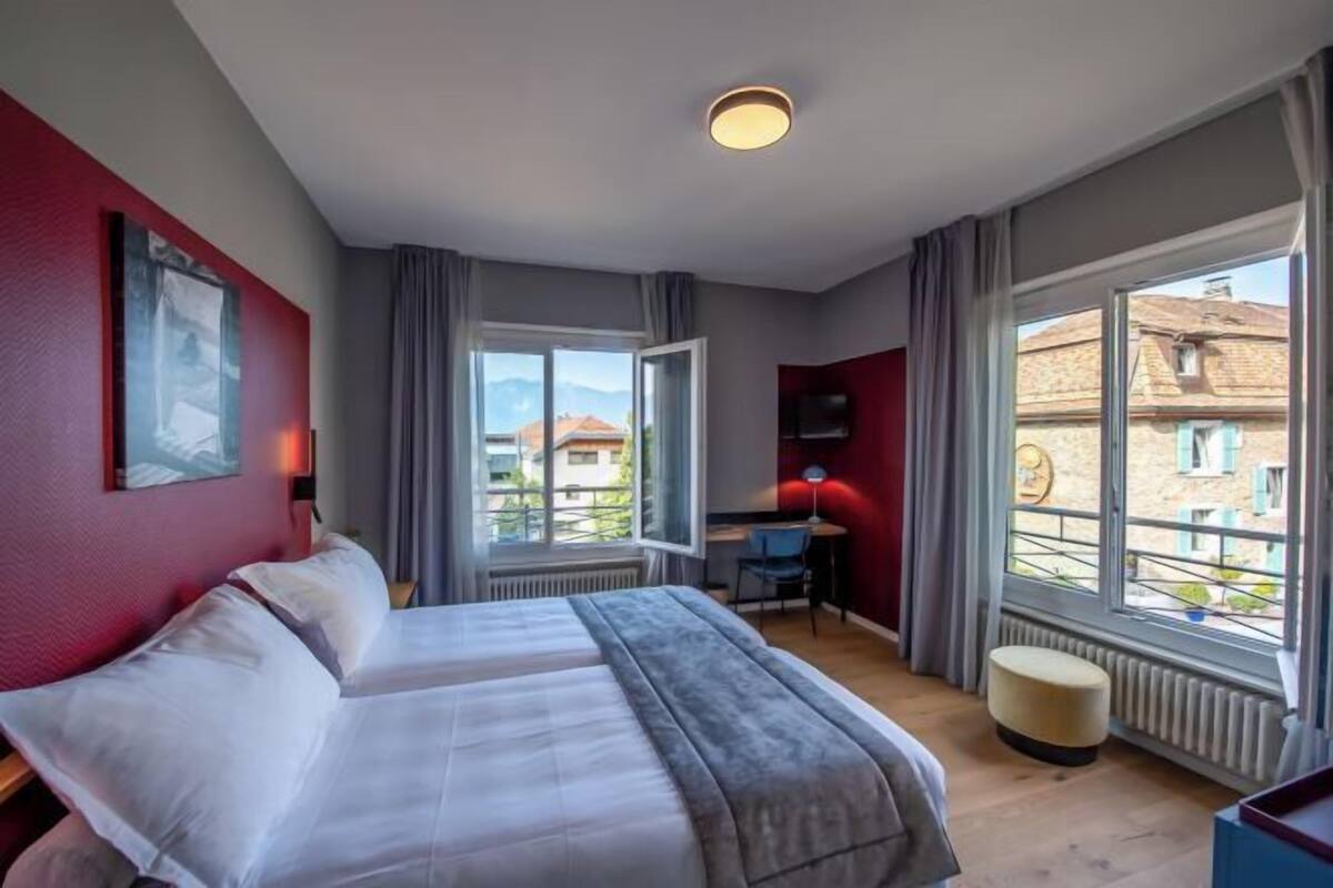 Ropa de cama de alta calidad, minibar, caja fuerte y escritorio