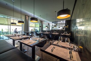 Lunch and dinner served, international cuisine