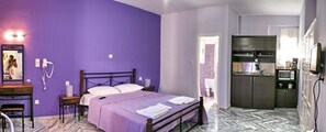 Estudio, vista al mar | Ropa de cama hipoalergénica y caja de seguridad en la habitación