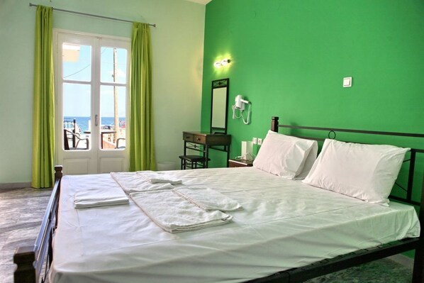 Estudio, vista al mar | Ropa de cama hipoalergénica y caja de seguridad en la habitación