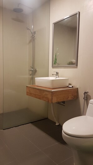 Habitación doble Premium | Baño | Regadera, amenidades de baño gratuitas, secadora de cabello, pantuflas