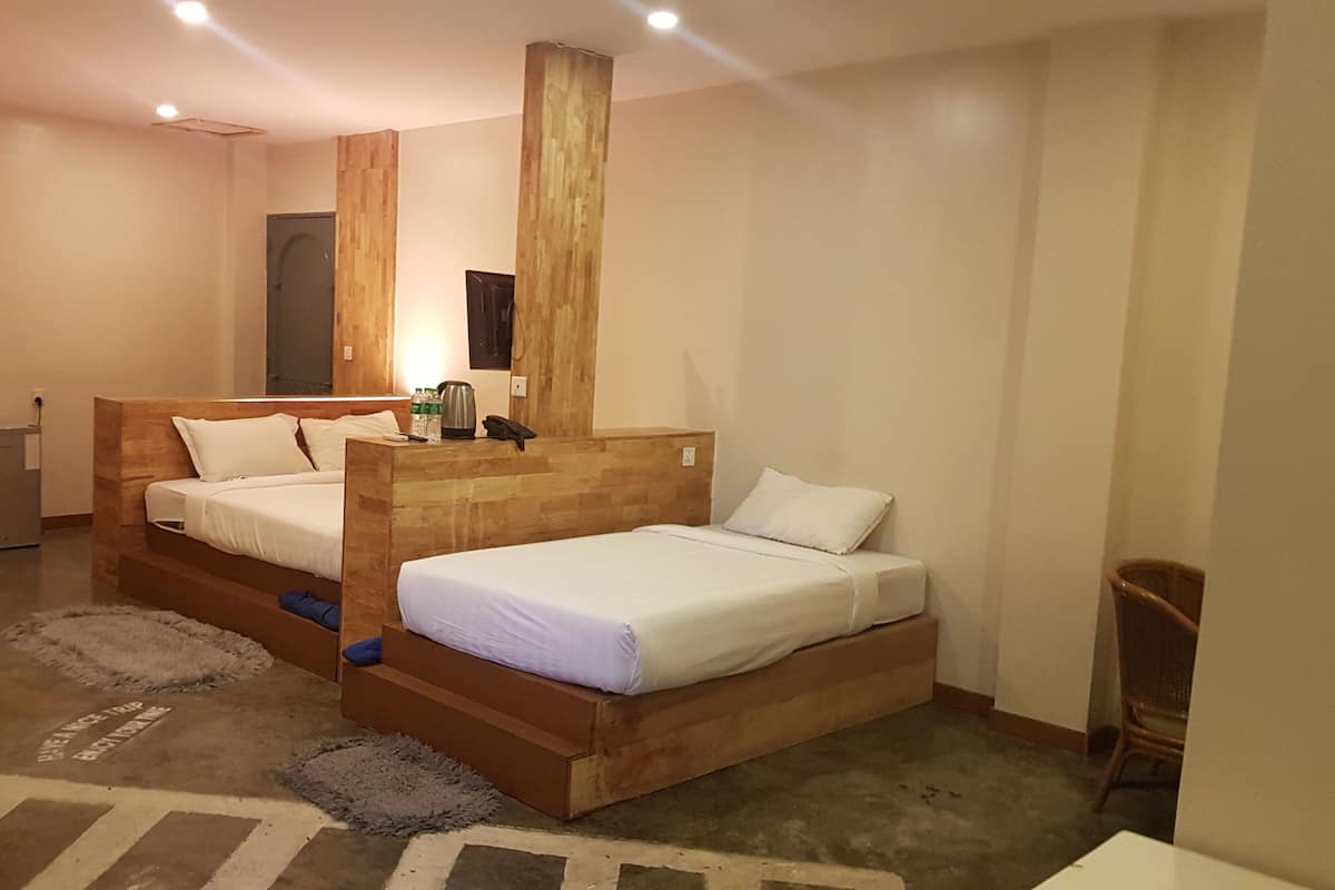 Habitación familiar | Minibar, escritorio, wifi gratis