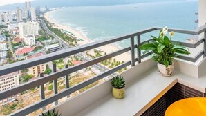 Un balcón con vista a la playa y al paisaje urbano.