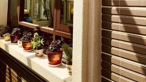 Une façade d’immeuble avec une fenêtre et une enseigne.
