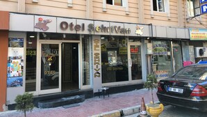 Un hotel llamado 'Otel Sehrivan' con una entrada y señalización visibles.