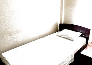 Quarto triplo básico | Cofres nos quartos, escrivaninha, ferros/tábuas de passar roupa