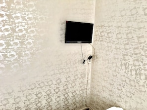 Cofres nos quartos, escrivaninha, ferros/tábuas de passar roupa