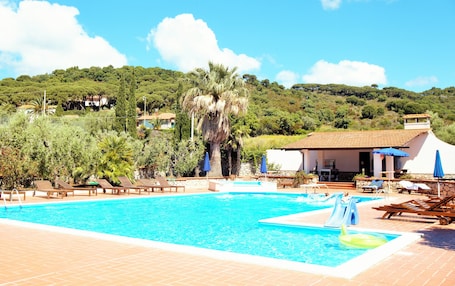 Seasonal outdoor pool, open 9:00 AM to 7:30 PM, pool umbrellas. Azienda Agricola Sapereta