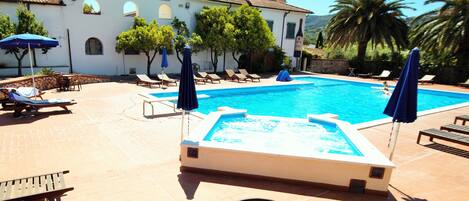 季节性开放的室外游泳池,09:00 至 19:30 开放,池畔遮阳伞,日光浴躺椅