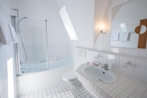 Bañera profunda, artículos de tocador gratuitos, secador de pelo