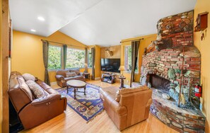 Smart TV, fireplace - Luxury Riverfront Paradise Escape (Three Rivers)