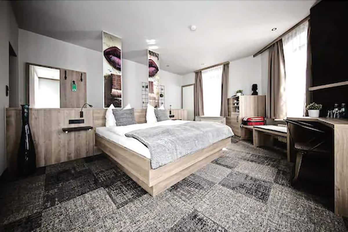 Quarto casal | Individualmente decorados, individualmente mobiliados, escrivaninha