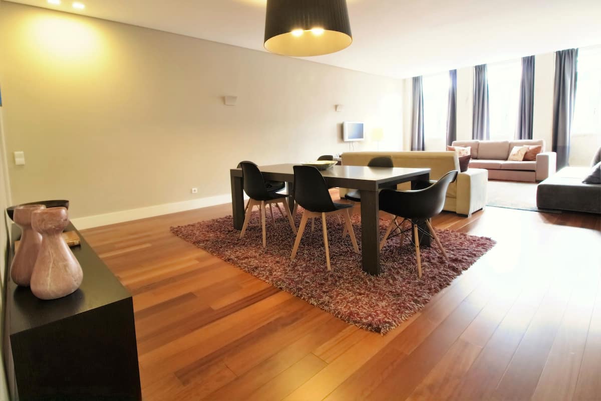Departamento de lujo, 2 habitaciones, vista a la ciudad | Ropa de cama de alta calidad, decoración personalizada y escritorio