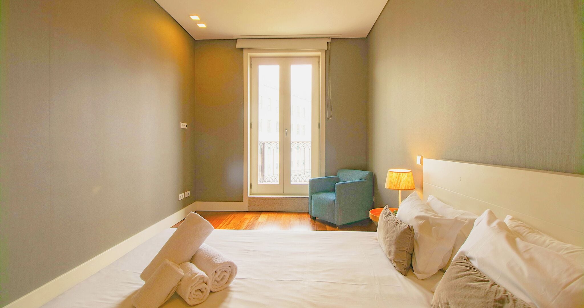 Departamento de lujo, 2 habitaciones, vista a la ciudad | Ropa de cama de alta calidad, decoración personalizada y escritorio 