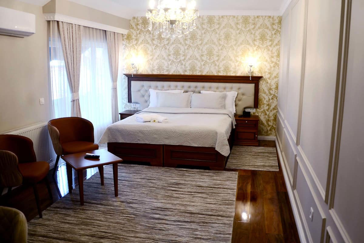 Desk, free cots/infant beds, free WiFi, bed sheets
