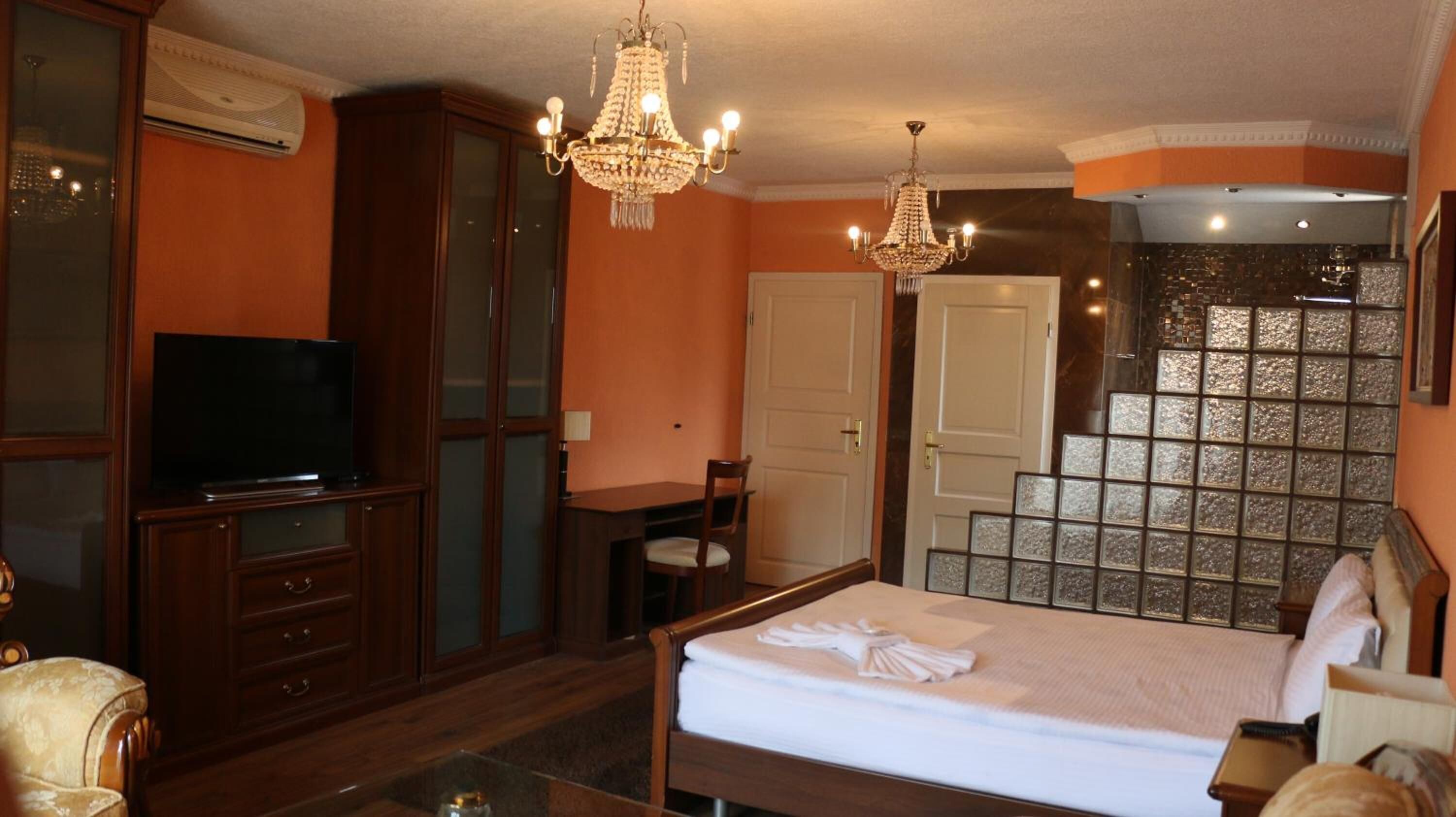 desk, free cots/infant beds, free wifi, bed sheets