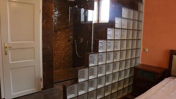 Escritorio, cunas gratuitas, wifi gratis y ropa de cama
