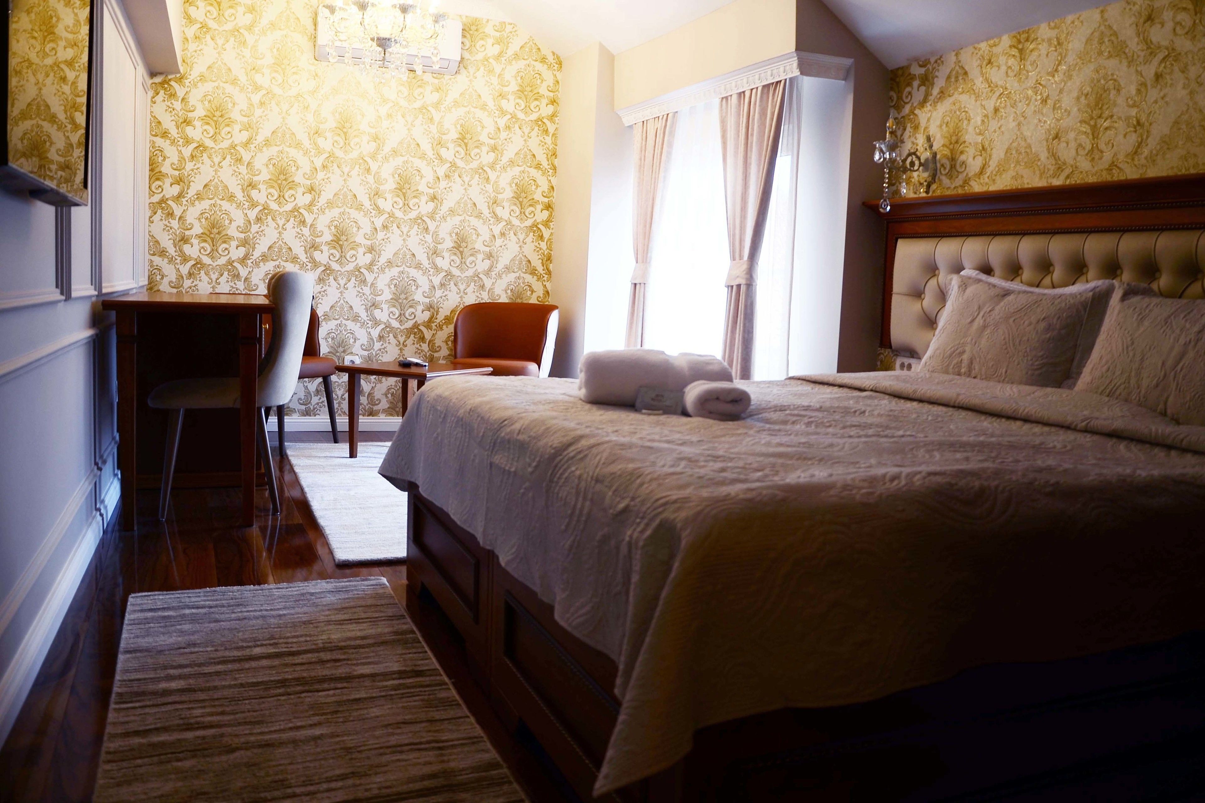 desk, free cots/infant beds, free wifi, bed sheets