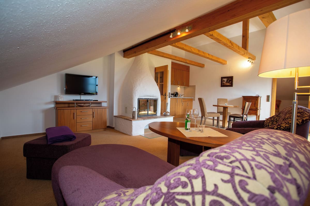 Suite, Balcony, Mountain View (Muenchen) | Minibar, in-room safe, blackout drapes, free WiFi
