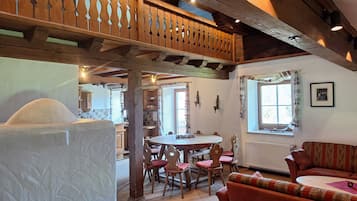 Apartment, 2 Schlafzimmer, Balkon, Bergblick (Stueberl) | Wohnbereich | Flachbildfernseher