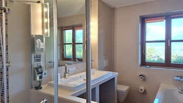 Suite, Balcony, Mountain View (Berlin) | Bar mini, peti besi dalam bilik, langsir/tirai gelap terus
