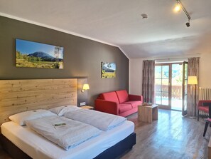 Habitación doble superior, 1 cama de matrimonio grande con sofá cama, balcón | Minibar, caja fuerte, cortinas opacas y wifi gratis