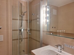 Classic Single Room, Patio, Mountain View | Bathroom | Free toiletries, hair dryer, slippers, towels - Hotel Heissenhof (Inzell)