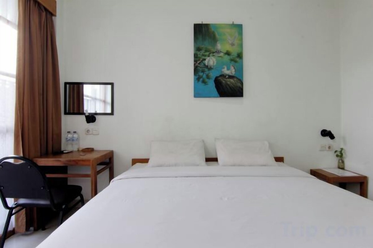 Premium bedding, desk, WiFi (free), bed sheets