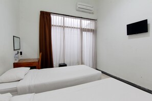 Standard Room | Premium bedding, desk, free WiFi - The Fort Hotel (Kasihan)