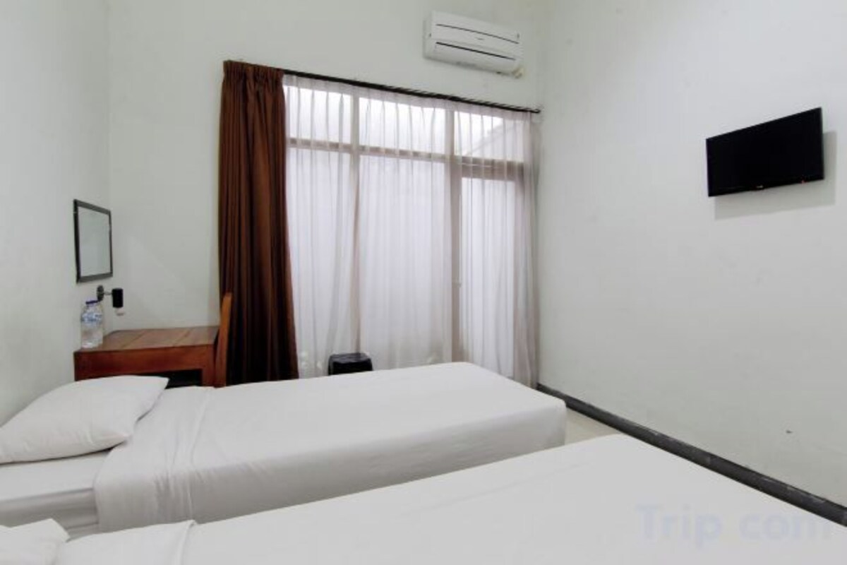 Premium bedding, desk, WiFi (free)
