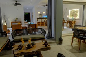 Televisi layar datar 35-inci dengan saluran TV satelit dan TV