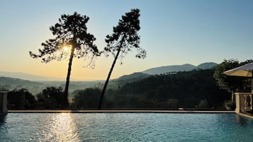 Außenpool, geöffnet von 10:00 Uhr bis 18:30 Uhr, Sonnenschirme