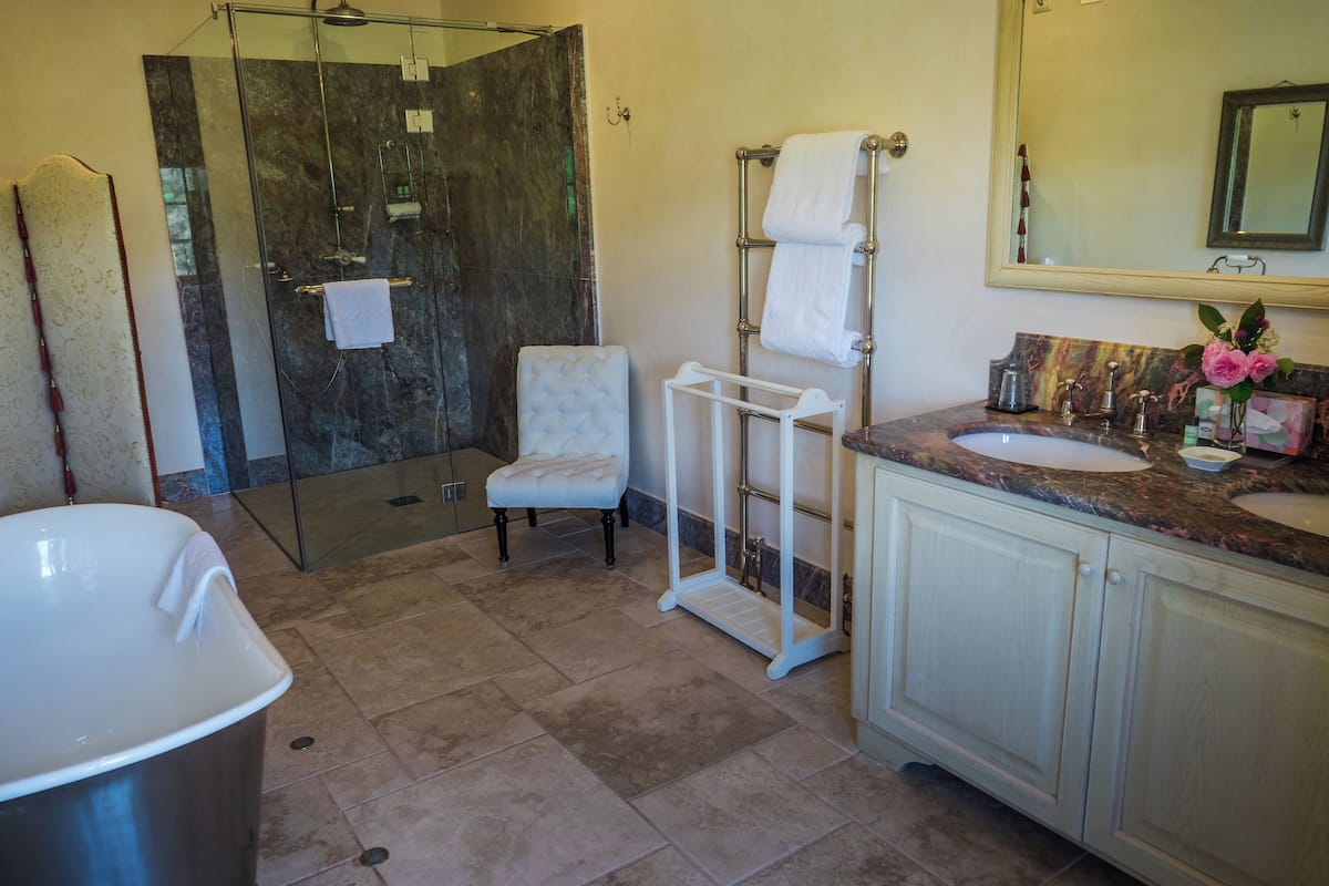 combined shower/bathtub, deep-soaking bathtub, rainfall showerhead