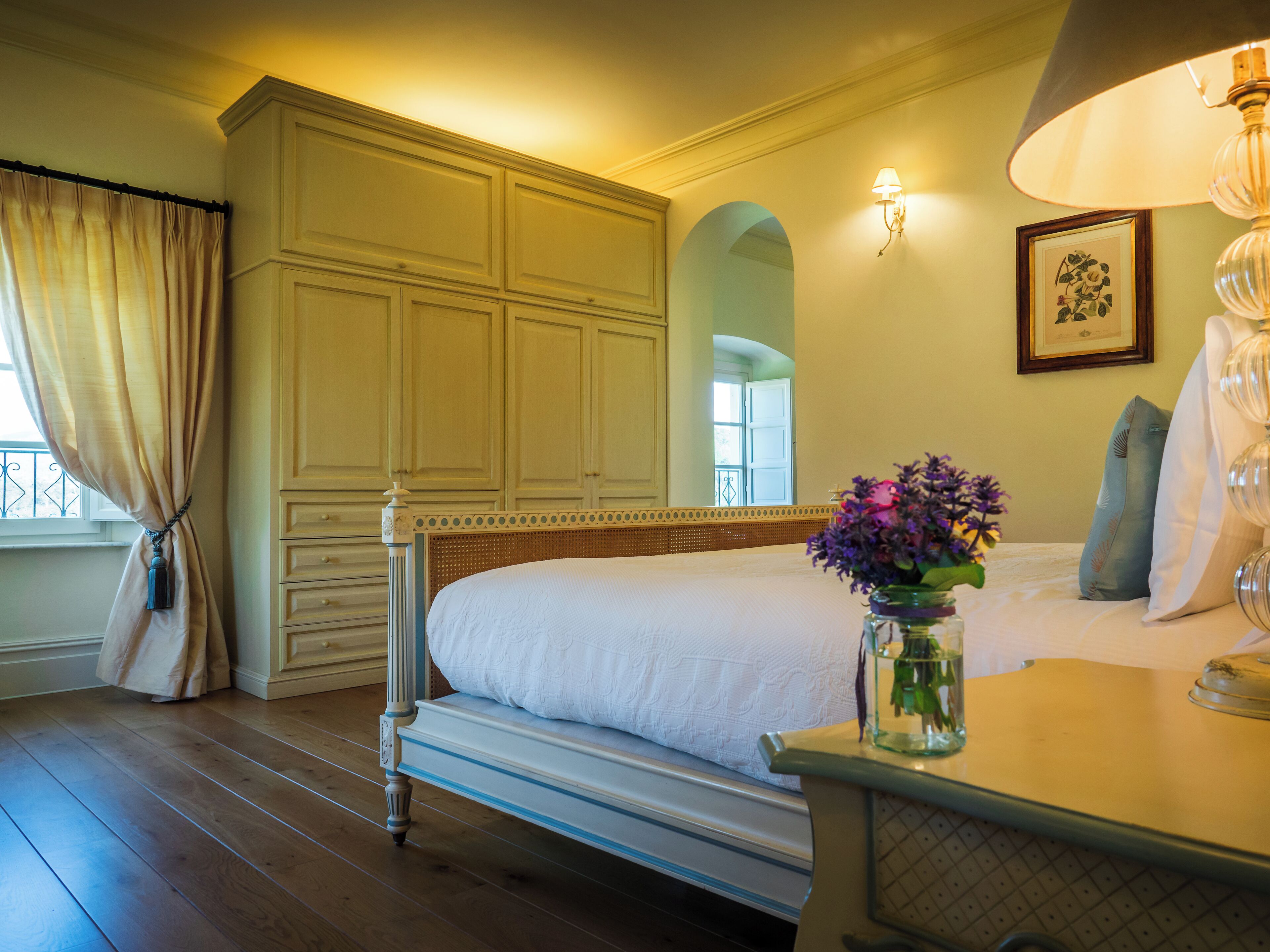 deluxe suite, valley view | premium bedding, down duvets, minibar, in-room safe