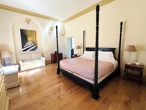 Suite clásica, balcón, vistas a la montaña | 1 dormitorio, ropa de cama de alta calidad, edredones de plumas