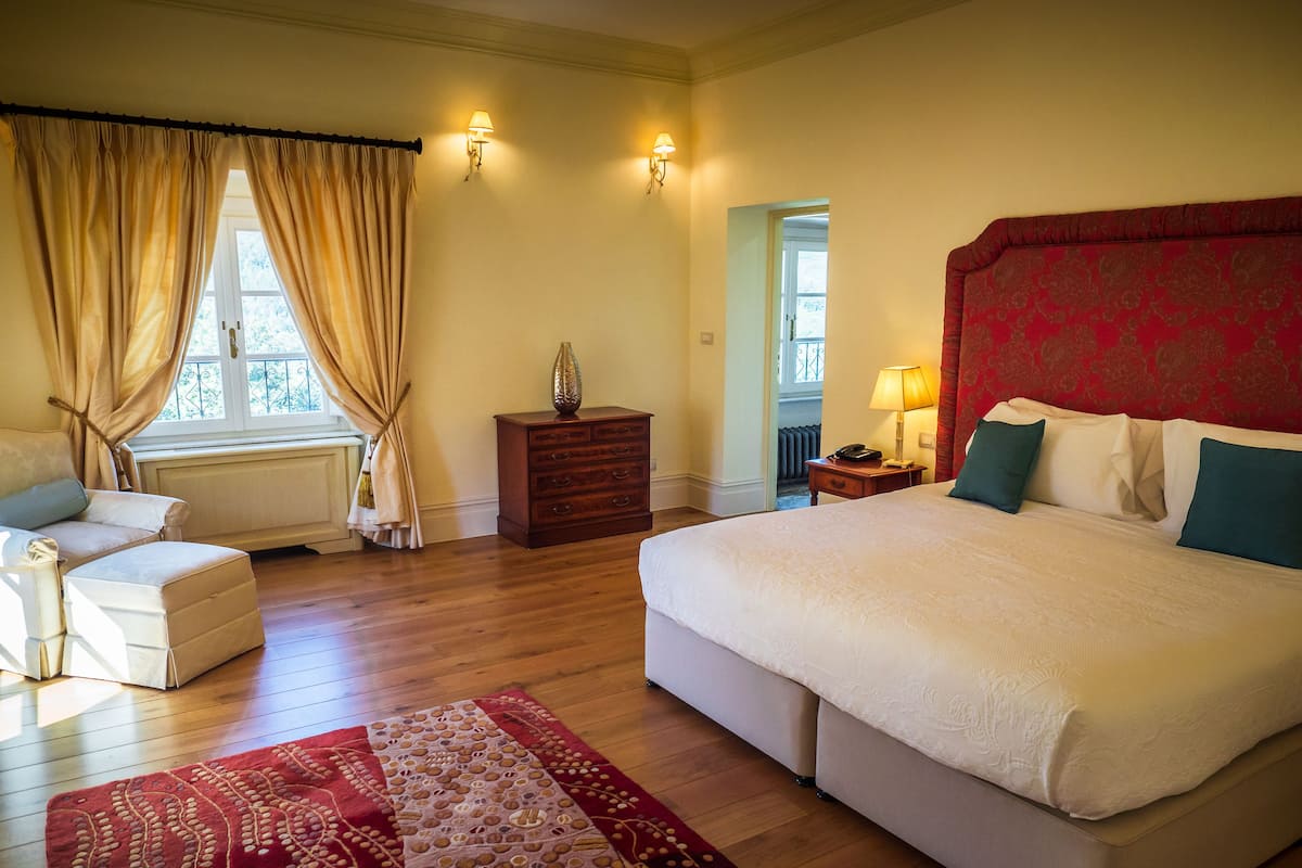 1 habitación, ropa de cama de alta calidad, cubrecamas y minibar