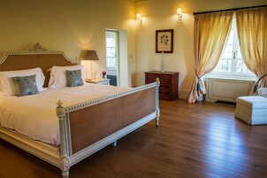 1 habitación, ropa de cama de alta calidad, cubrecamas y minibar 