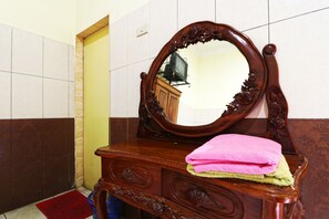 Escritorio y ropa de cama