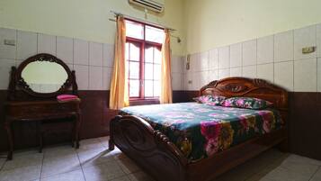 Deluxe Room | Desk, bed sheets