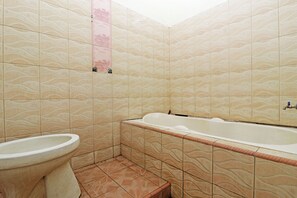 Deluxe-huone | Kylpyhuone | Suihku, ilmaiset hygieniatuotteet, pyyhkeet