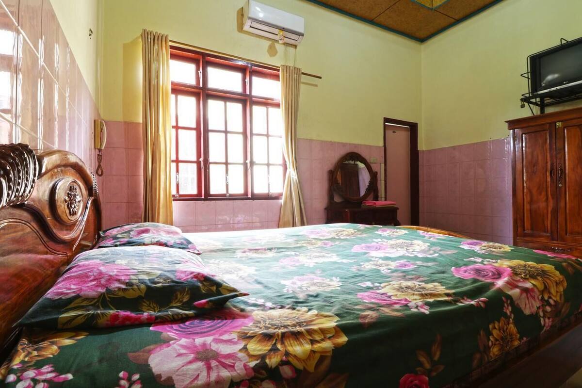 Desk, bed sheets