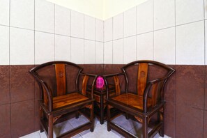 Deluxe Room | Meja, cadar katil