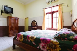 Deluxe Room | Meja, cadar katil