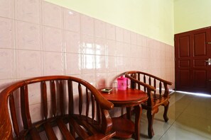 Desk, bed sheets - Hotel Garuda Binjai (Binjai)