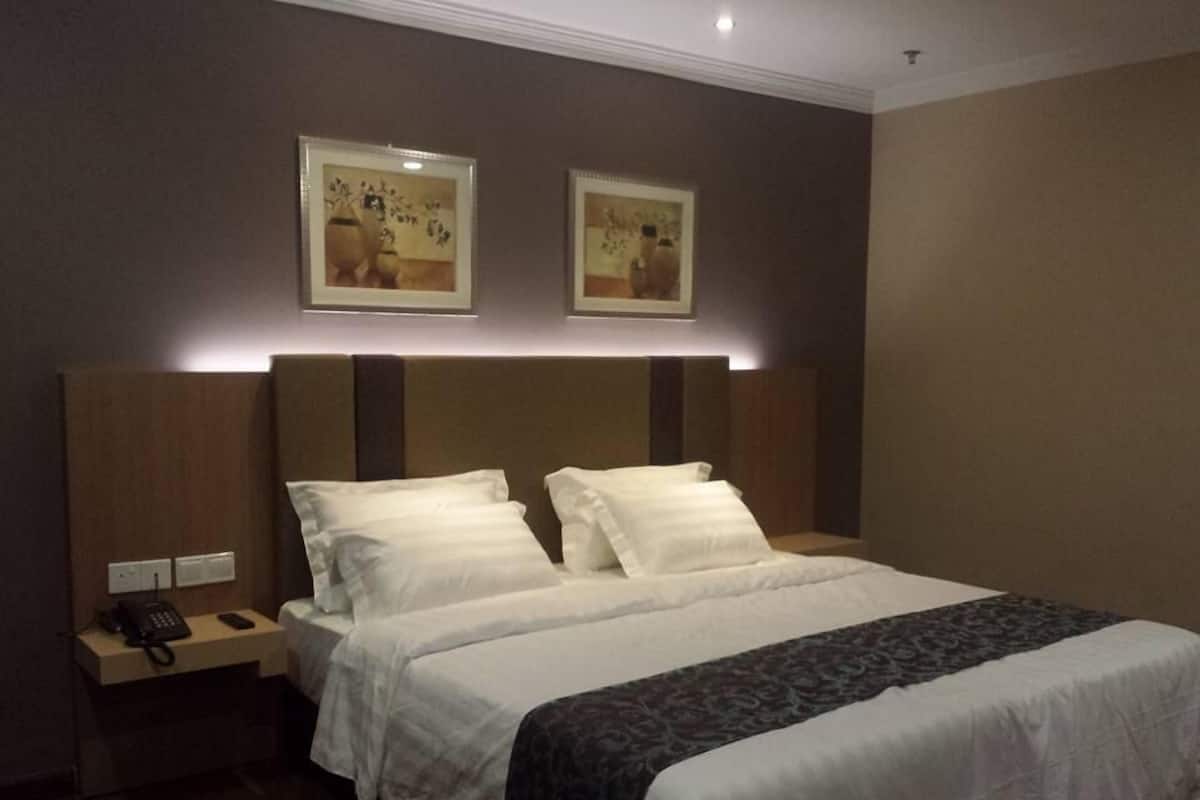 Deluxe kamer, 1 kingsize bed | 1 slaapkamer, een minibar, een bureau, een laptopwerkplek