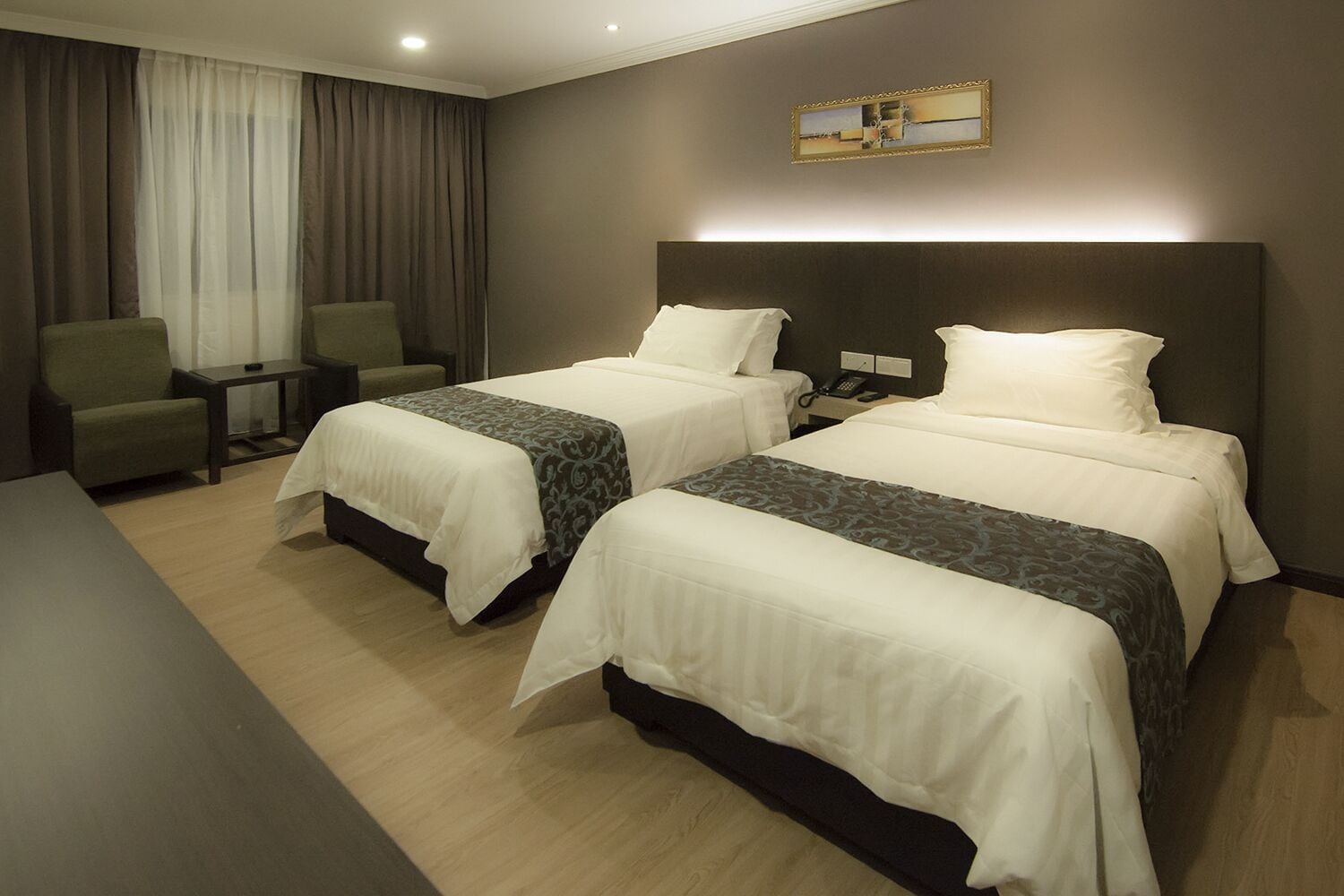 deluxe twin room | 1 bedroom, minibar, desk, laptop workspace